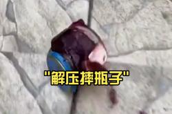 巴萨场边指挥情绪激动，曼联队员怒摔水瓶！的简单介绍